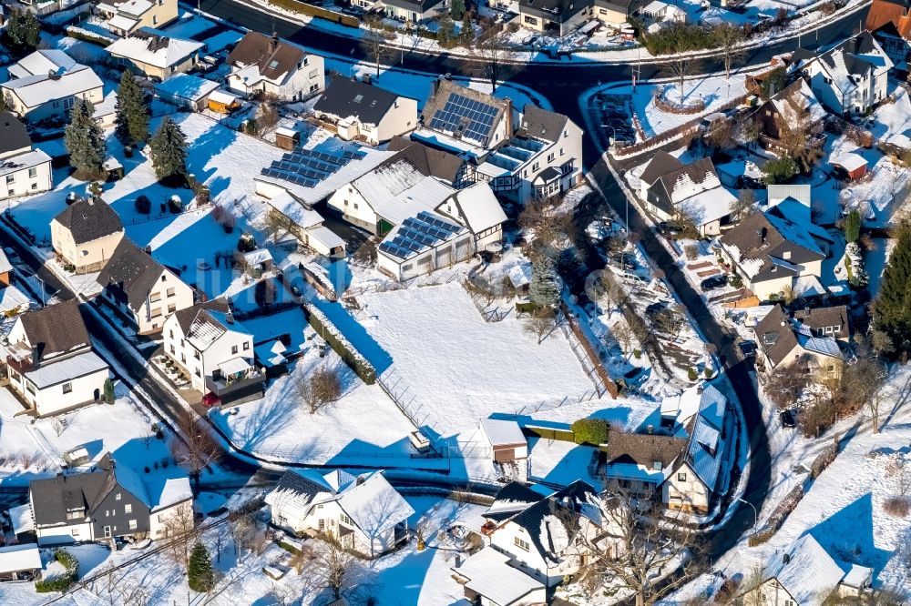 Luftaufnahme Arnsberg - Winterlich schneebedeckte Ortsansicht im Ortsteil Rumbeck in Arnsberg im Bundesland Nordrhein-Westfalen