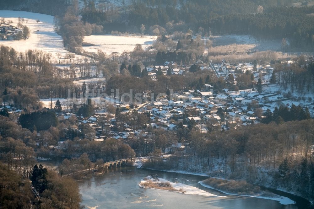 Luftaufnahme Möhnesee - Winterlich schneebedeckte Ortsansicht im Ortsteil Völlinghausen in Möhnesee im Bundesland Nordrhein-Westfalen