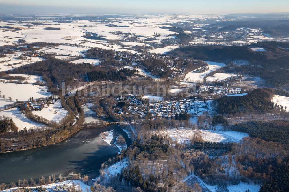 Möhnesee aus der Vogelperspektive: Winterlich schneebedeckte Ortsansicht im Ortsteil Völlinghausen in Möhnesee im Bundesland Nordrhein-Westfalen