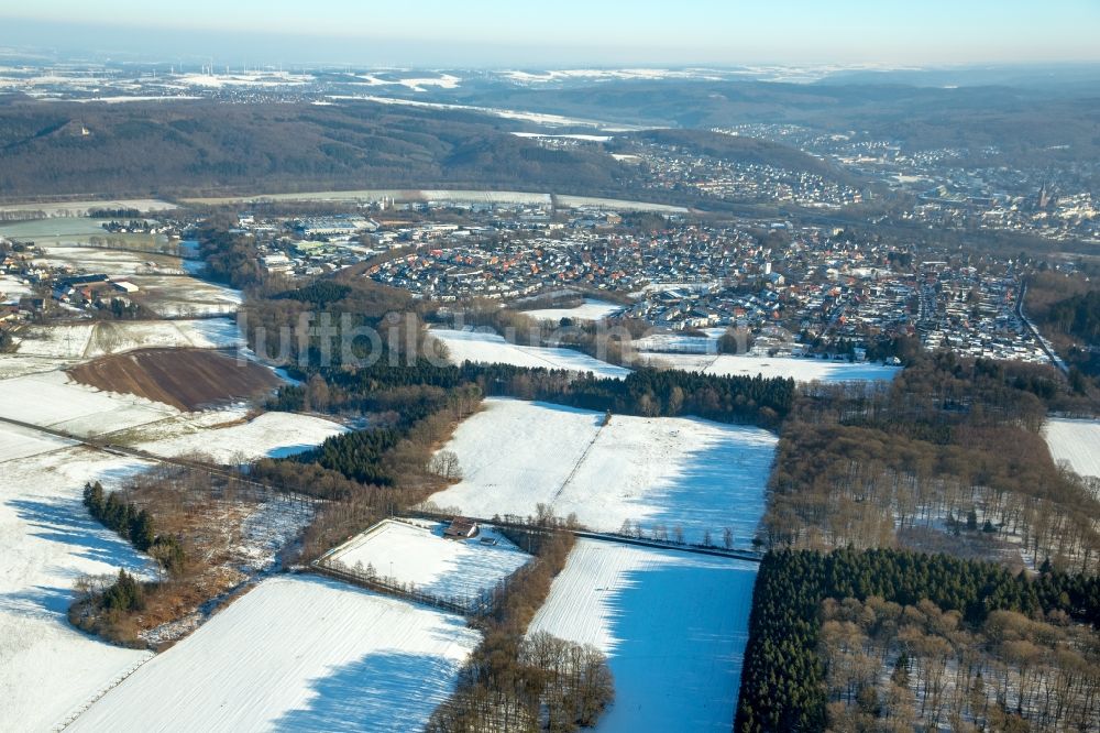 Luftaufnahme Arnsberg - Winterlich schneebedeckte Ortsansicht im Ortsteil Voßwinkel in Arnsberg im Bundesland Nordrhein-Westfalen