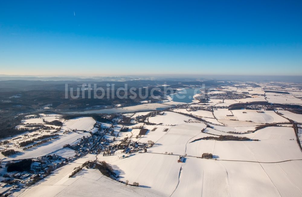 Möhnesee von oben - Winterlich schneebedeckte Ortsansicht im Ortsteil Wamel in Möhnesee im Bundesland Nordrhein-Westfalen