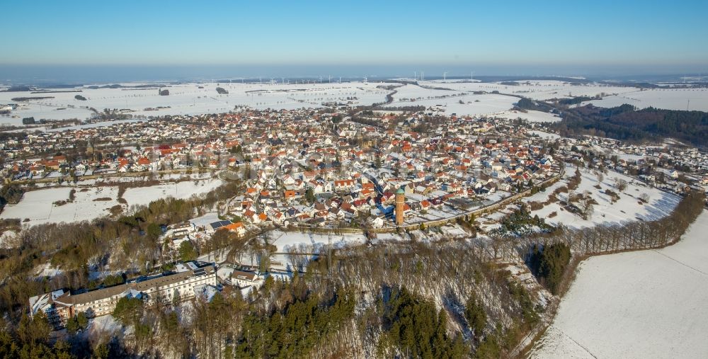 Rüthen von oben - Winterlich schneebedeckte Ortsansicht in Rüthen im Bundesland Nordrhein-Westfalen