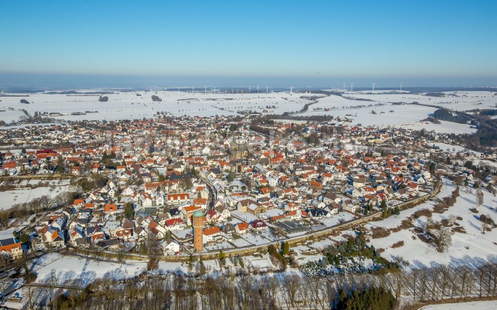 Rüthen aus der Vogelperspektive: Winterlich schneebedeckte Ortsansicht in Rüthen im Bundesland Nordrhein-Westfalen