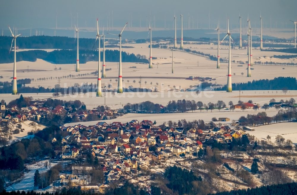 Rüthen aus der Vogelperspektive: Winterlich schneebedeckte Ortsansicht in Rüthen im Bundesland Nordrhein-Westfalen