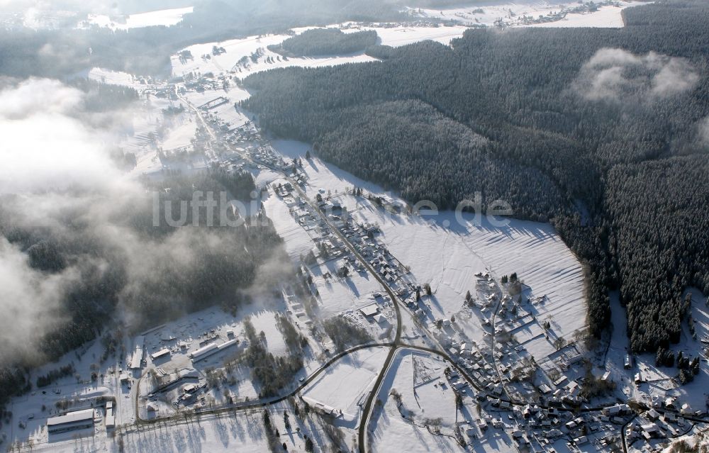 Luftaufnahme Scheibe-Alsbach - Winterlich schneebedeckte Ortsansicht in Scheibe-Alsbach im Bundesland Thüringen