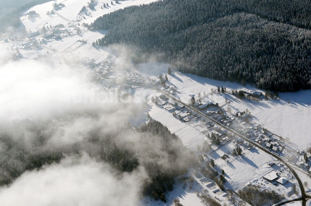 Scheibe-Alsbach von oben - Winterlich schneebedeckte Ortsansicht in Scheibe-Alsbach im Bundesland Thüringen