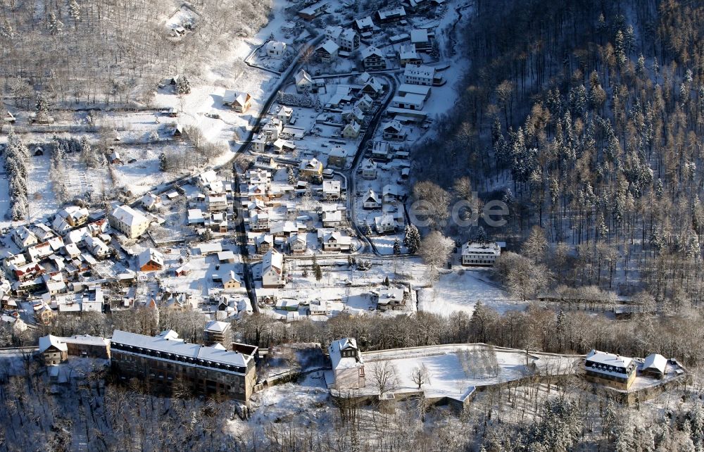 Luftaufnahme Schwarzburg - Winterlich schneebedeckte Ortsansicht in Schwarzburg im Bundesland Thüringen