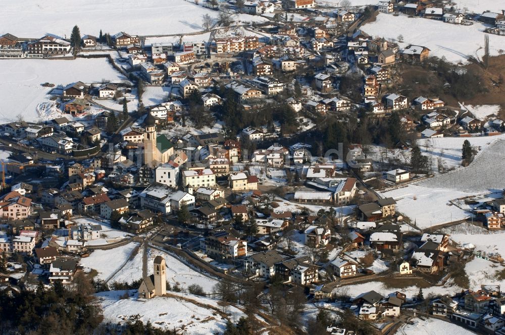 Luftaufnahme Völs am Schlern - Fié allo Sciliar - Winterlich schneebedeckte Ortsansicht in Völs am Schlern - Fié allo Sciliar in Trentino-Alto Adige, Italien