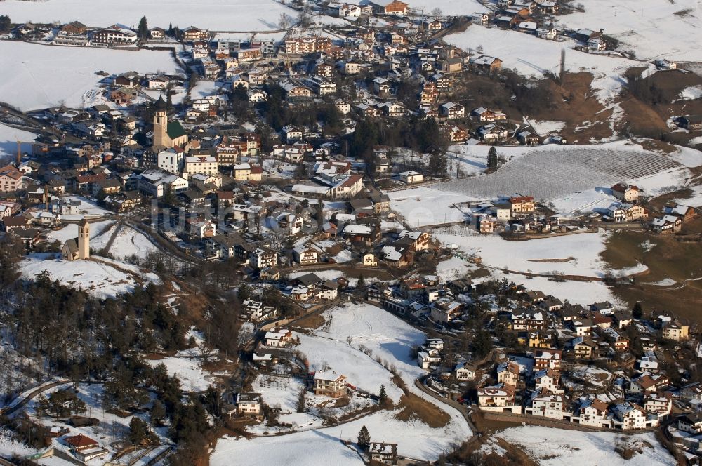 Völs am Schlern - Fié allo Sciliar von oben - Winterlich schneebedeckte Ortsansicht in Völs am Schlern - Fié allo Sciliar in Trentino-Alto Adige, Italien