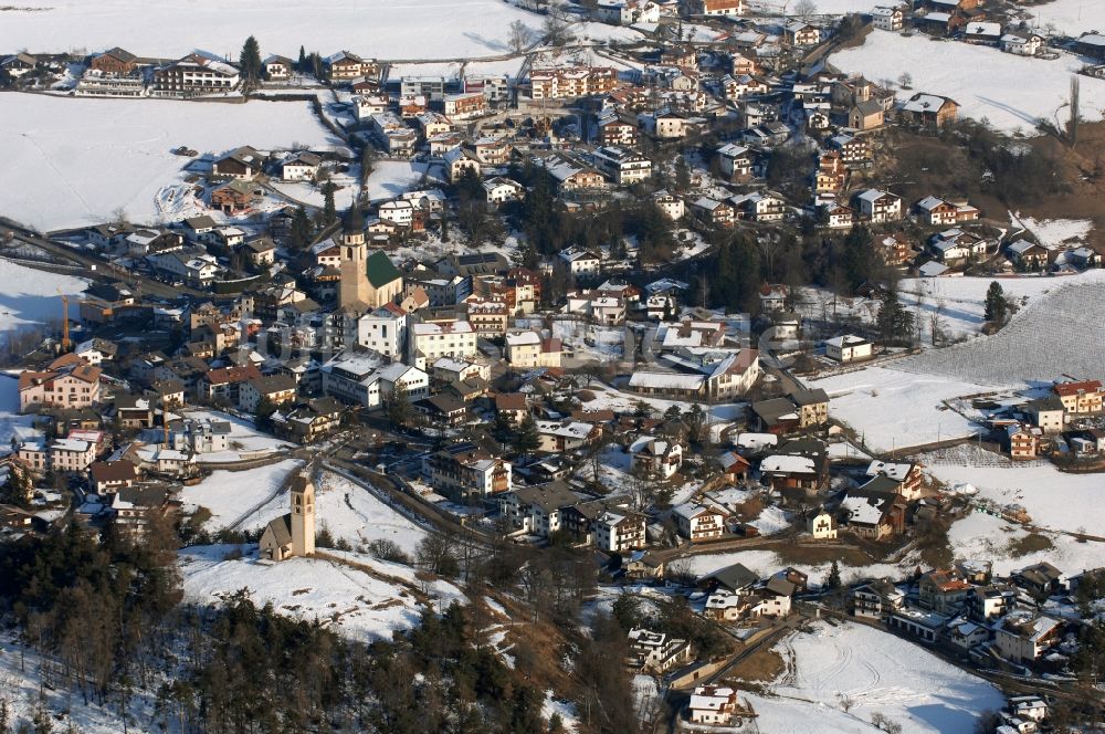 Völs am Schlern - Fié allo Sciliar aus der Vogelperspektive: Winterlich schneebedeckte Ortsansicht in Völs am Schlern - Fié allo Sciliar in Trentino-Alto Adige, Italien