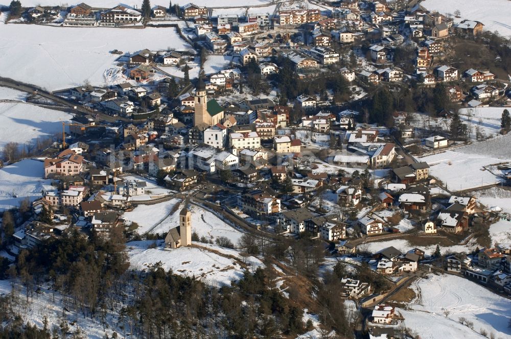 Luftbild Völs am Schlern - Fié allo Sciliar - Winterlich schneebedeckte Ortsansicht in Völs am Schlern - Fié allo Sciliar in Trentino-Alto Adige, Italien