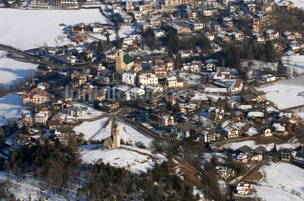 Luftaufnahme Völs am Schlern - Fié allo Sciliar - Winterlich schneebedeckte Ortsansicht in Völs am Schlern - Fié allo Sciliar in Trentino-Alto Adige, Italien