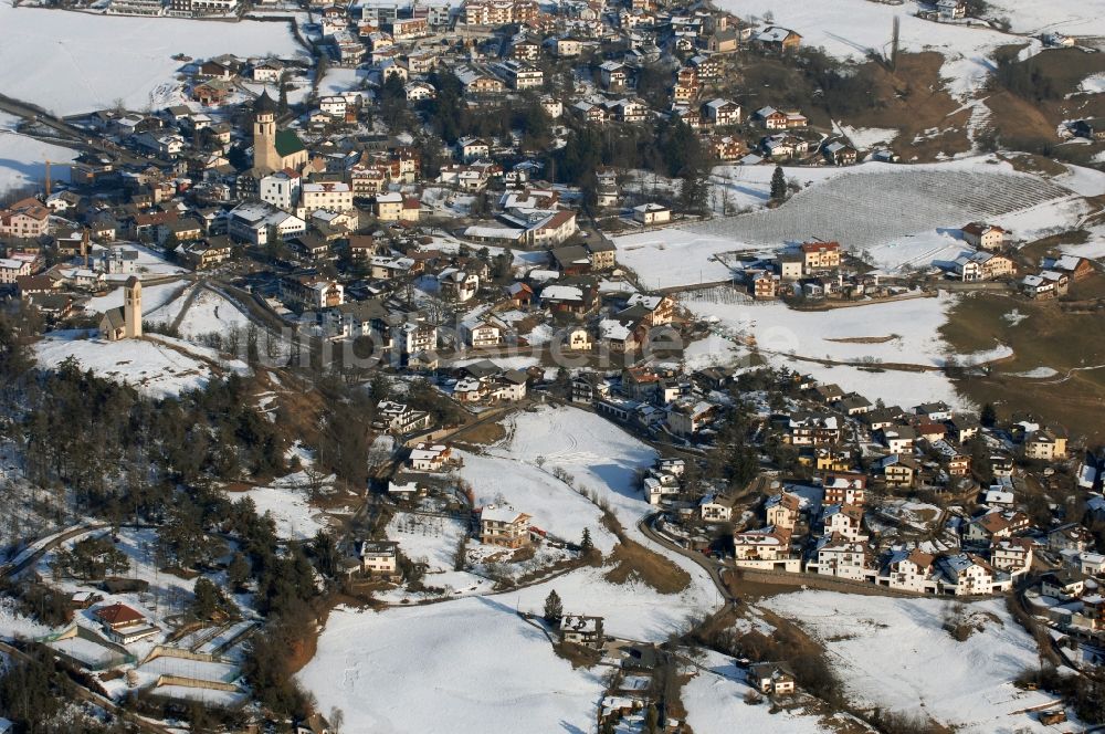 Völs am Schlern - Fié allo Sciliar von oben - Winterlich schneebedeckte Ortsansicht in Völs am Schlern - Fié allo Sciliar in Trentino-Alto Adige, Italien