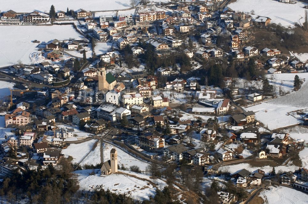 Völs am Schlern - Fié allo Sciliar aus der Vogelperspektive: Winterlich schneebedeckte Ortsansicht in Völs am Schlern - Fié allo Sciliar in Trentino-Alto Adige, Italien