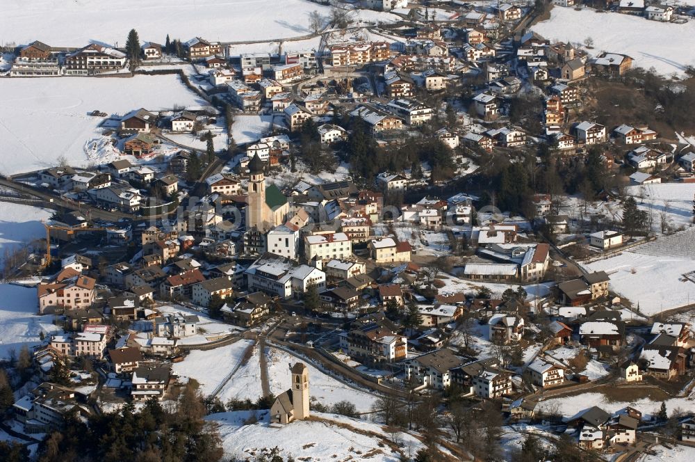 Luftbild Völs am Schlern - Fié allo Sciliar - Winterlich schneebedeckte Ortsansicht in Völs am Schlern - Fié allo Sciliar in Trentino-Alto Adige, Italien