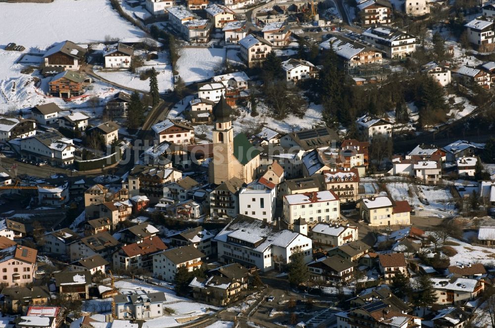 Luftaufnahme Völs am Schlern - Fié allo Sciliar - Winterlich schneebedeckte Ortsansicht in Völs am Schlern - Fié allo Sciliar in Trentino-Alto Adige, Italien