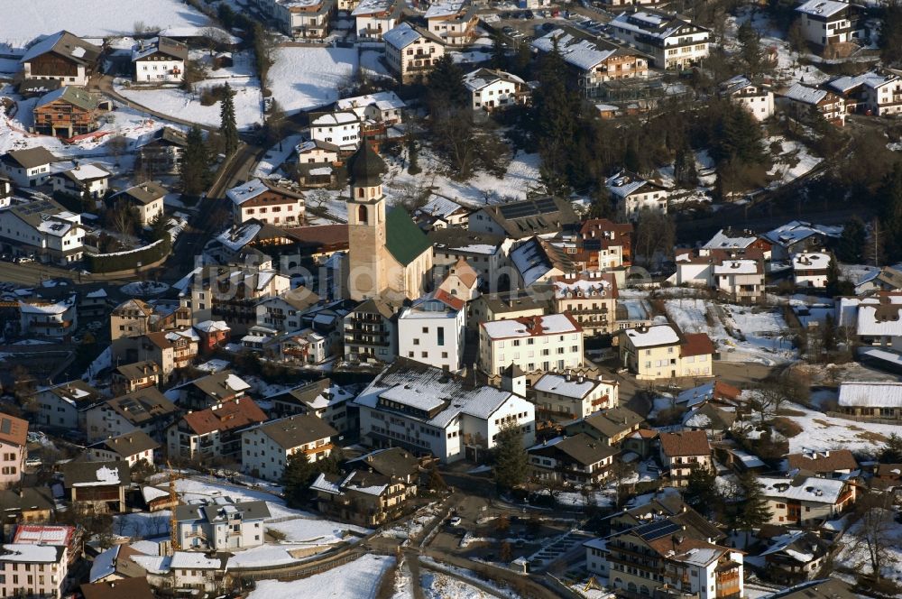 Völs am Schlern - Fié allo Sciliar von oben - Winterlich schneebedeckte Ortsansicht in Völs am Schlern - Fié allo Sciliar in Trentino-Alto Adige, Italien