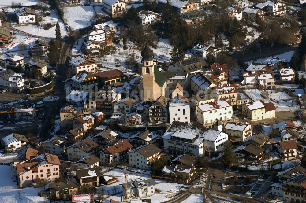 Völs am Schlern - Fié allo Sciliar aus der Vogelperspektive: Winterlich schneebedeckte Ortsansicht in Völs am Schlern - Fié allo Sciliar in Trentino-Alto Adige, Italien