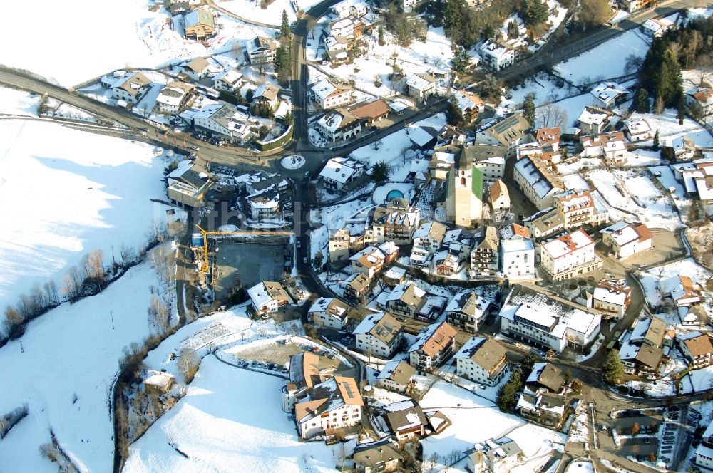 Luftbild Völs am Schlern - Fié allo Sciliar - Winterlich schneebedeckte Ortsansicht in Völs am Schlern - Fié allo Sciliar in Trentino-Alto Adige, Italien