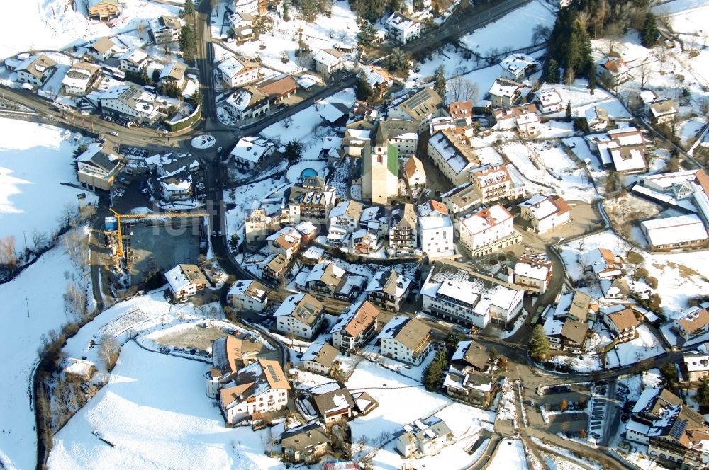 Luftaufnahme Völs am Schlern - Fié allo Sciliar - Winterlich schneebedeckte Ortsansicht in Völs am Schlern - Fié allo Sciliar in Trentino-Alto Adige, Italien