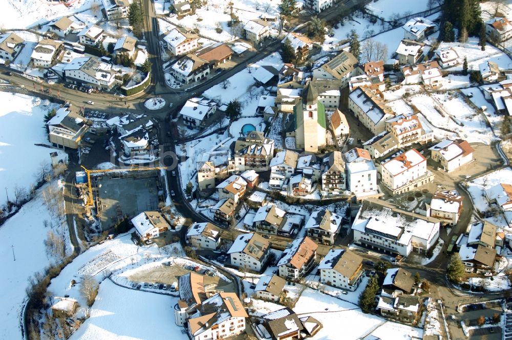 Völs am Schlern - Fié allo Sciliar von oben - Winterlich schneebedeckte Ortsansicht in Völs am Schlern - Fié allo Sciliar in Trentino-Alto Adige, Italien