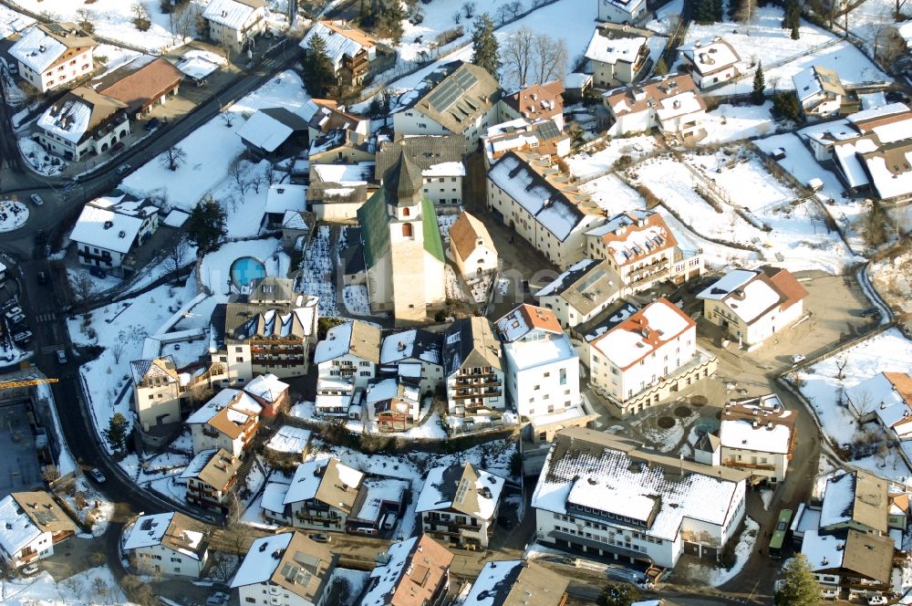 Völs am Schlern - Fié allo Sciliar aus der Vogelperspektive: Winterlich schneebedeckte Ortsansicht in Völs am Schlern - Fié allo Sciliar in Trentino-Alto Adige, Italien