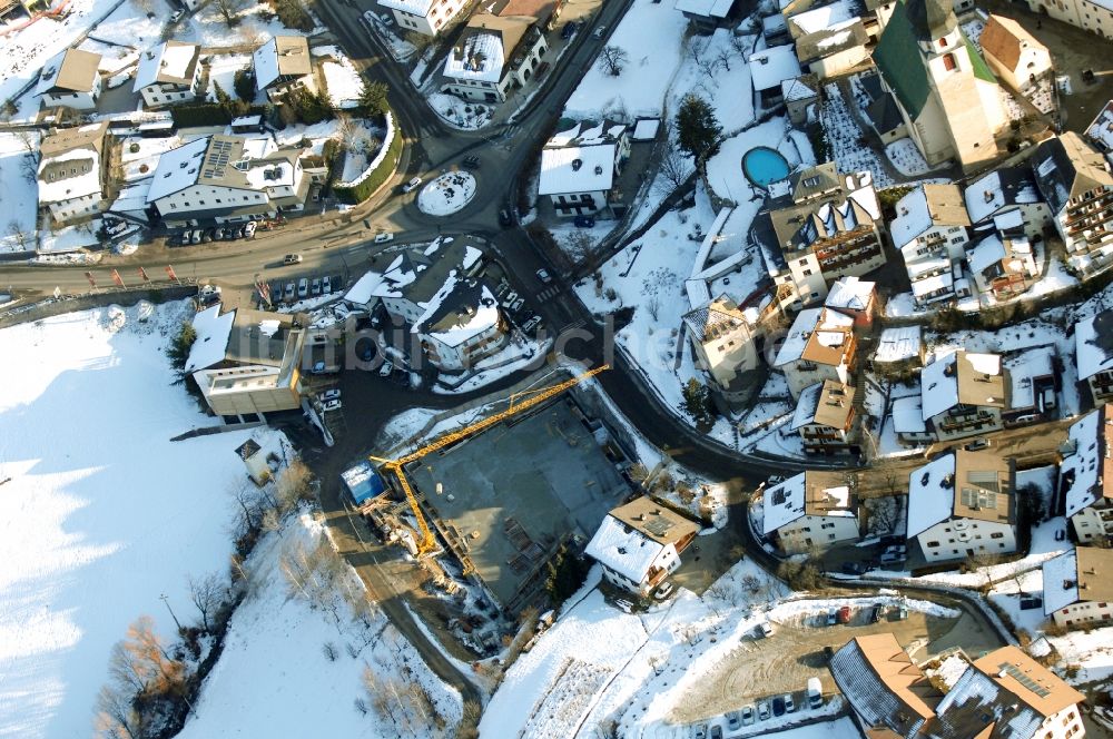 Luftbild Völs am Schlern - Fié allo Sciliar - Winterlich schneebedeckte Ortsansicht in Völs am Schlern - Fié allo Sciliar in Trentino-Alto Adige, Italien