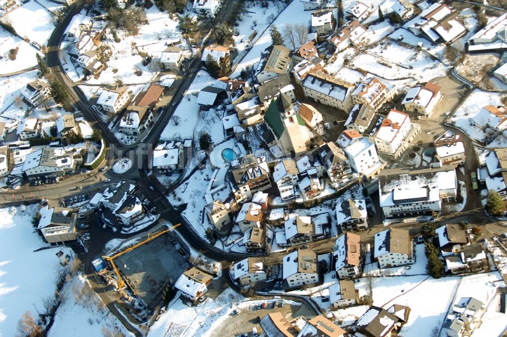 Luftaufnahme Völs am Schlern - Fié allo Sciliar - Winterlich schneebedeckte Ortsansicht in Völs am Schlern - Fié allo Sciliar in Trentino-Alto Adige, Italien