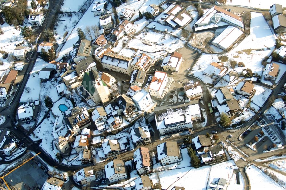 Völs am Schlern - Fié allo Sciliar aus der Vogelperspektive: Winterlich schneebedeckte Ortsansicht in Völs am Schlern - Fié allo Sciliar in Trentino-Alto Adige, Italien