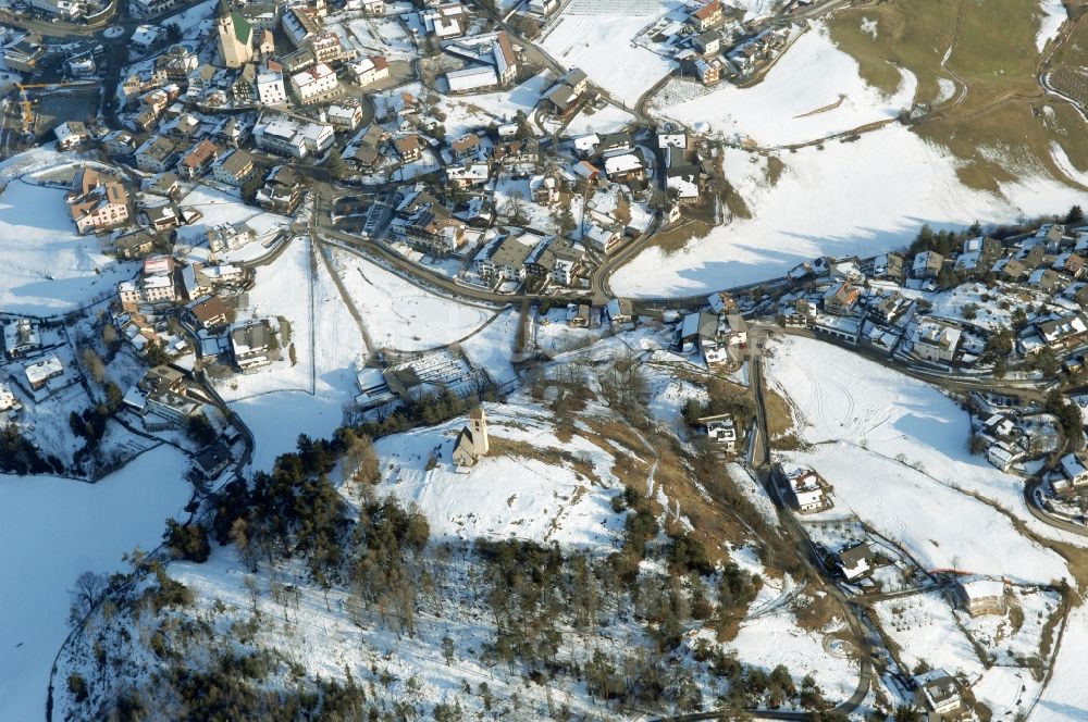 Luftbild Völs am Schlern - Fié allo Sciliar - Winterlich schneebedeckte Ortsansicht in Völs am Schlern - Fié allo Sciliar in Trentino-Alto Adige, Italien