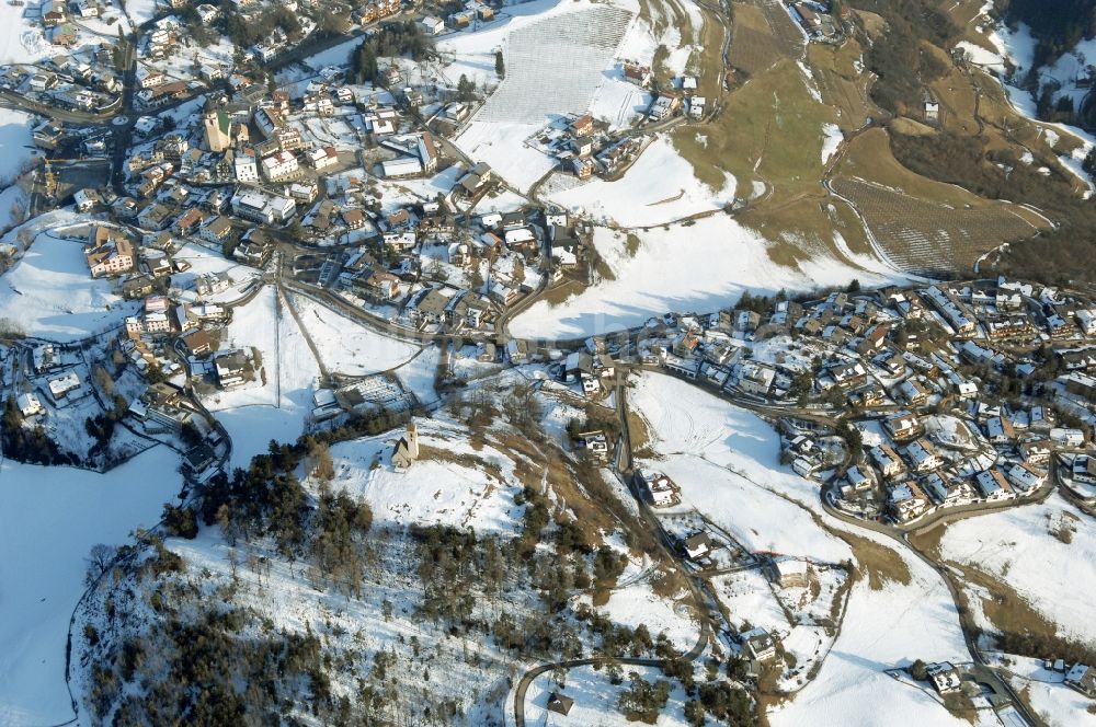 Luftaufnahme Völs am Schlern - Fié allo Sciliar - Winterlich schneebedeckte Ortsansicht in Völs am Schlern - Fié allo Sciliar in Trentino-Alto Adige, Italien