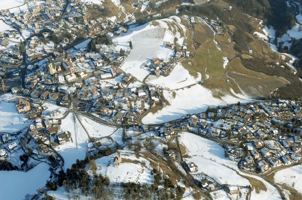 Völs am Schlern - Fié allo Sciliar aus der Vogelperspektive: Winterlich schneebedeckte Ortsansicht in Völs am Schlern - Fié allo Sciliar in Trentino-Alto Adige, Italien