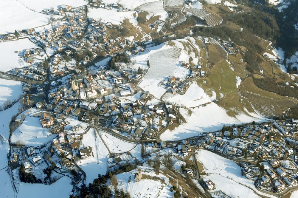 Luftbild Völs am Schlern - Fié allo Sciliar - Winterlich schneebedeckte Ortsansicht in Völs am Schlern - Fié allo Sciliar in Trentino-Alto Adige, Italien