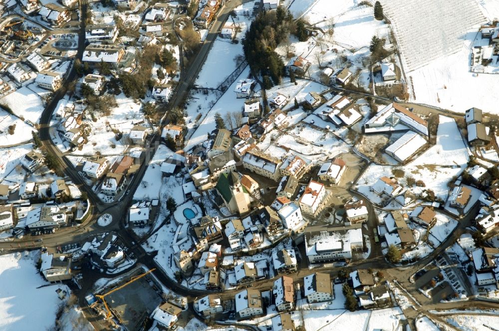 Völs am Schlern - Fié allo Sciliar aus der Vogelperspektive: Winterlich schneebedeckte Ortsansicht in Völs am Schlern - Fié allo Sciliar in Trentino-Alto Adige, Italien