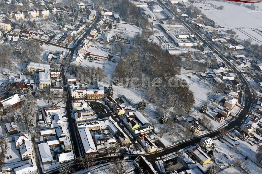 Luftbild Werneuchen - Winterlich schneebedeckte Ortsansicht in Werneuchen im Bundesland Brandenburg