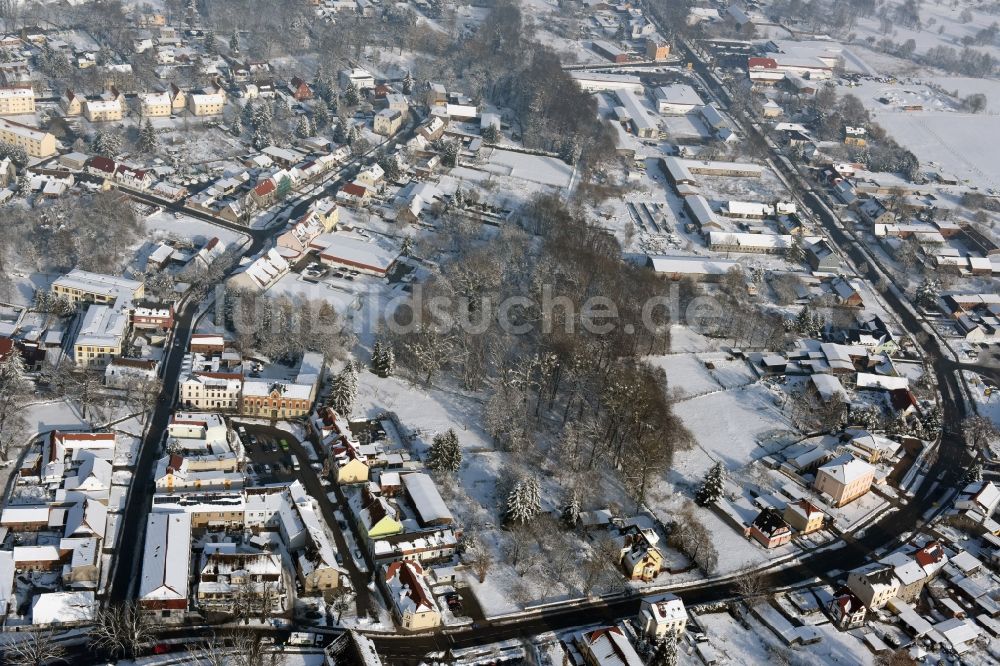 Luftaufnahme Werneuchen - Winterlich schneebedeckte Ortsansicht in Werneuchen im Bundesland Brandenburg