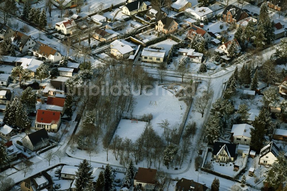 Luftbild Berlin - Winterlich schneebedeckte Parkanlage mit Spielplatz an der Ifflandstraße, der Langenbeckstraße, der Spitzwegstraße und dem Zipser Weg in Berlin