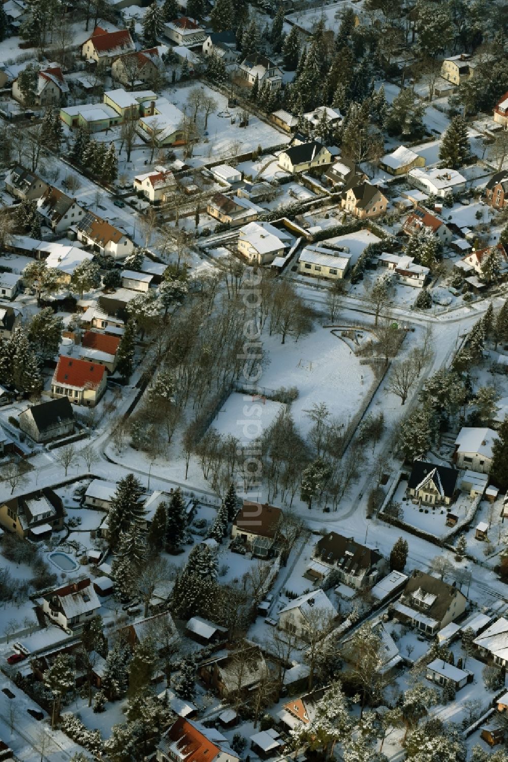 Luftaufnahme Berlin - Winterlich schneebedeckte Parkanlage mit Spielplatz an der Ifflandstraße, der Langenbeckstraße, der Spitzwegstraße und dem Zipser Weg in Berlin