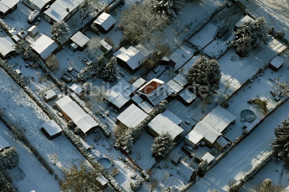 Luftbild Berlin - Winterlich schneebedeckte Parzellen einer Kleingartenanlage an der Dahlwitzer Strasse in Berlin