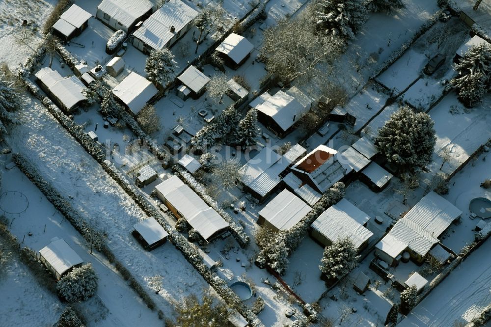 Berlin aus der Vogelperspektive: Winterlich schneebedeckte Parzellen einer Kleingartenanlage an der Dahlwitzer Strasse in Berlin