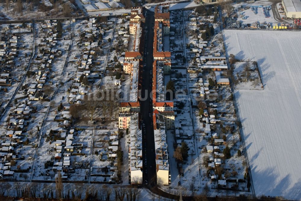 Luftbild Magdeburg - Winterlich schneebedeckte Parzellen einer Kleingartenanlage entlang der Otto-Richter-Straße in Magdeburg im Bundesland Sachsen-Anhalt