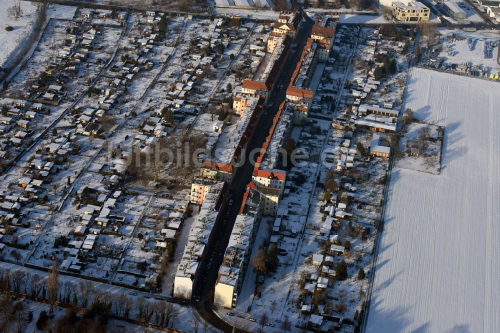 Luftaufnahme Magdeburg - Winterlich schneebedeckte Parzellen einer Kleingartenanlage entlang der Otto-Richter-Straße in Magdeburg im Bundesland Sachsen-Anhalt