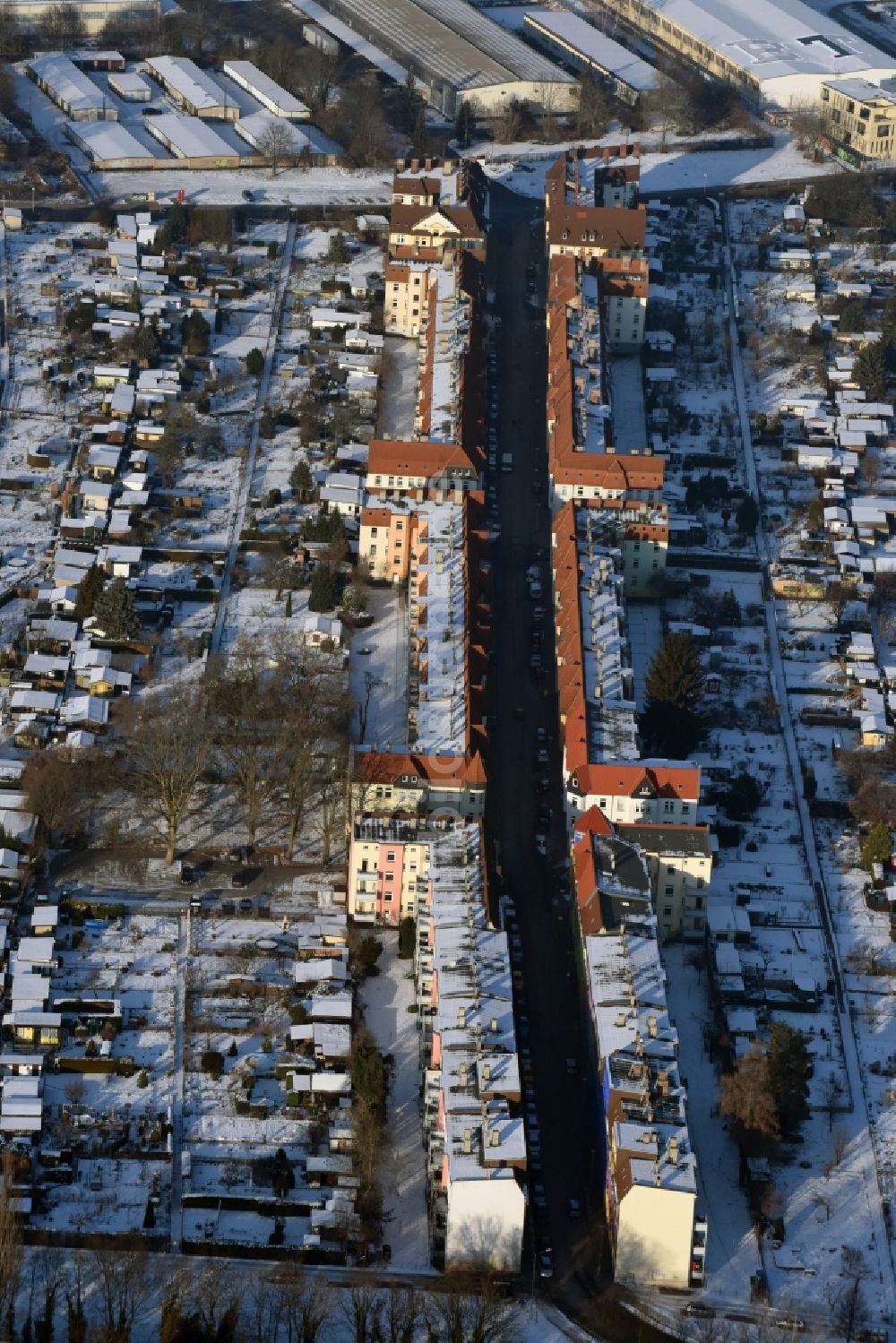 Magdeburg von oben - Winterlich schneebedeckte Parzellen einer Kleingartenanlage entlang der Otto-Richter-Straße in Magdeburg im Bundesland Sachsen-Anhalt