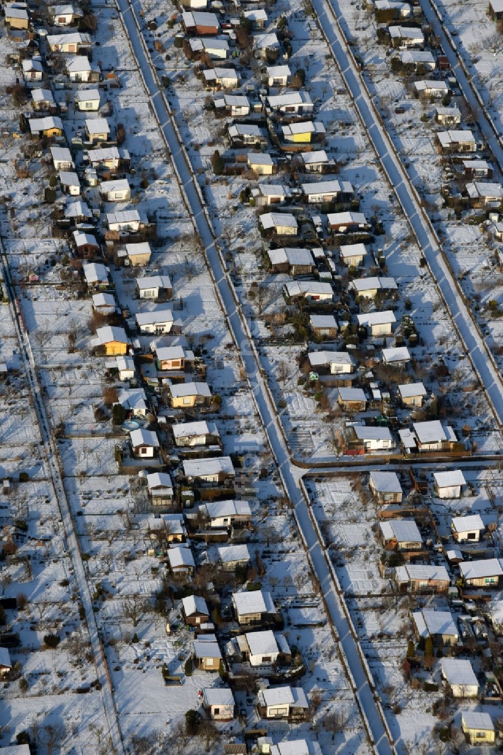 Magdeburg von oben - Winterlich schneebedeckte Parzellen einer Kleingartenanlage in Magdeburg im Bundesland Sachsen-Anhalt