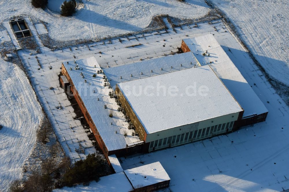 Luftaufnahme Brandenburg an der Havel - Winterlich schneebedeckte Ruine des ehemaligen Flugplatz- Hangars Flugplatz Brandenburg-Briest in Brandenburg an der Havel im Bundesland Brandenburg