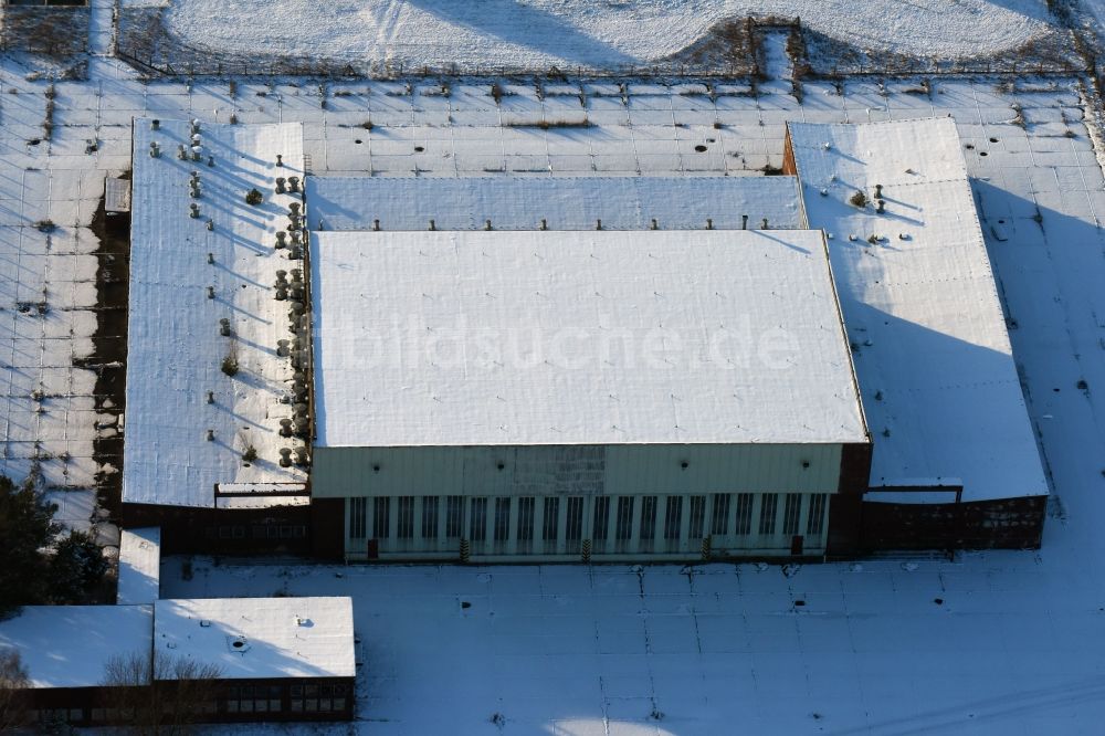 Brandenburg an der Havel von oben - Winterlich schneebedeckte Ruine des ehemaligen Flugplatz- Hangars Flugplatz Brandenburg-Briest in Brandenburg an der Havel im Bundesland Brandenburg