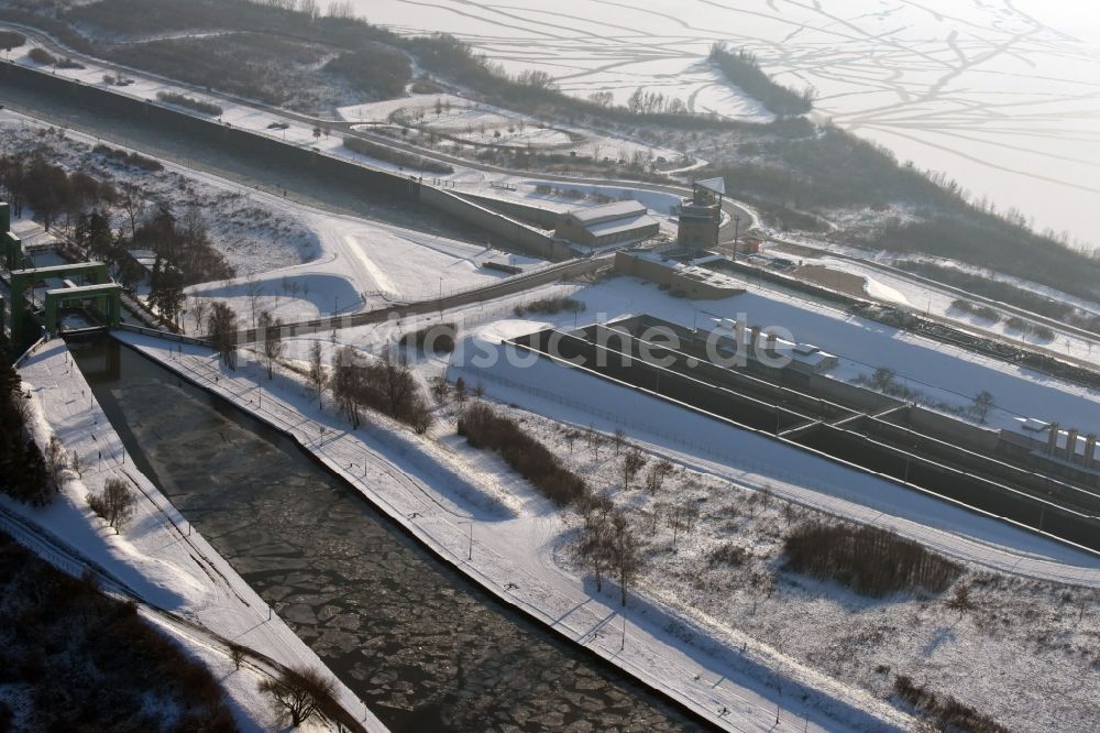 Rothensee von oben - Winterlich schneebedeckte Schleusenanlage am Ufer der Wasserstraße Mittellandkanal und dem Rothenseer Verbindungskanal in Rothensee im Bundesland Sachsen-Anhalt