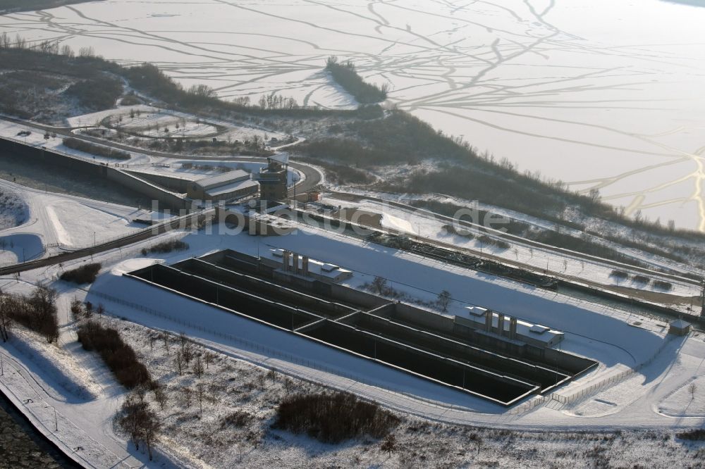 Rothensee aus der Vogelperspektive: Winterlich schneebedeckte Schleusenanlage am Ufer der Wasserstraße Mittellandkanal und dem Rothenseer Verbindungskanal in Rothensee im Bundesland Sachsen-Anhalt