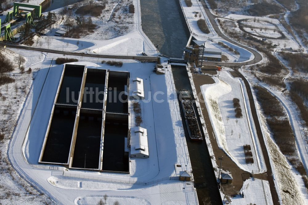 Luftbild Rothensee - Winterlich schneebedeckte Schleusenanlage am Ufer der Wasserstraße Mittellandkanal und dem Rothenseer Verbindungskanal in Rothensee im Bundesland Sachsen-Anhalt