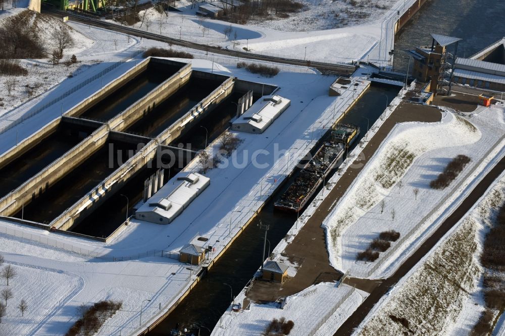 Rothensee von oben - Winterlich schneebedeckte Schleusenanlage am Ufer der Wasserstraße Mittellandkanal und dem Rothenseer Verbindungskanal in Rothensee im Bundesland Sachsen-Anhalt